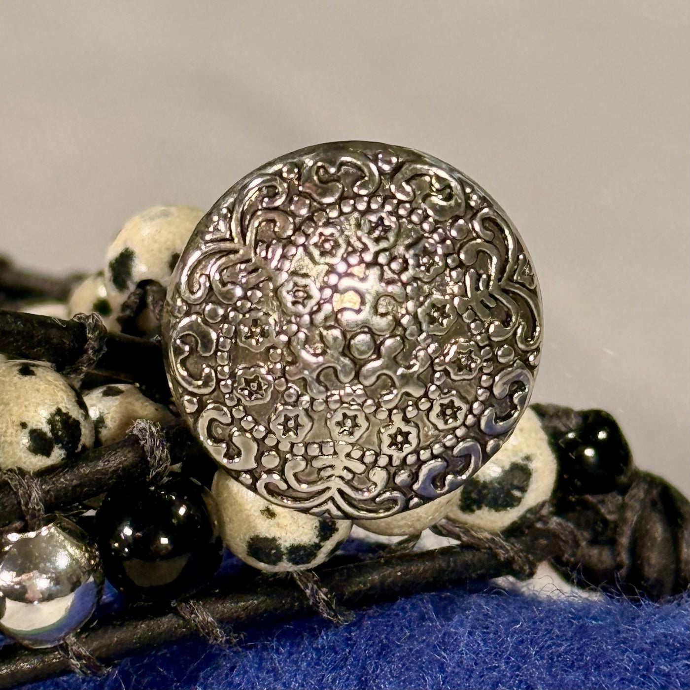 BB33 Black and white double-wrap bracelet