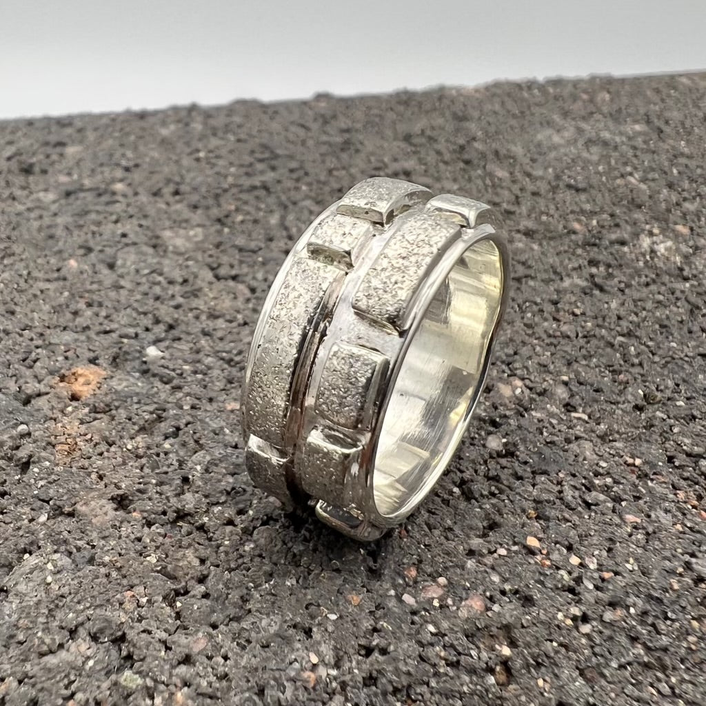 Brick wall Ring