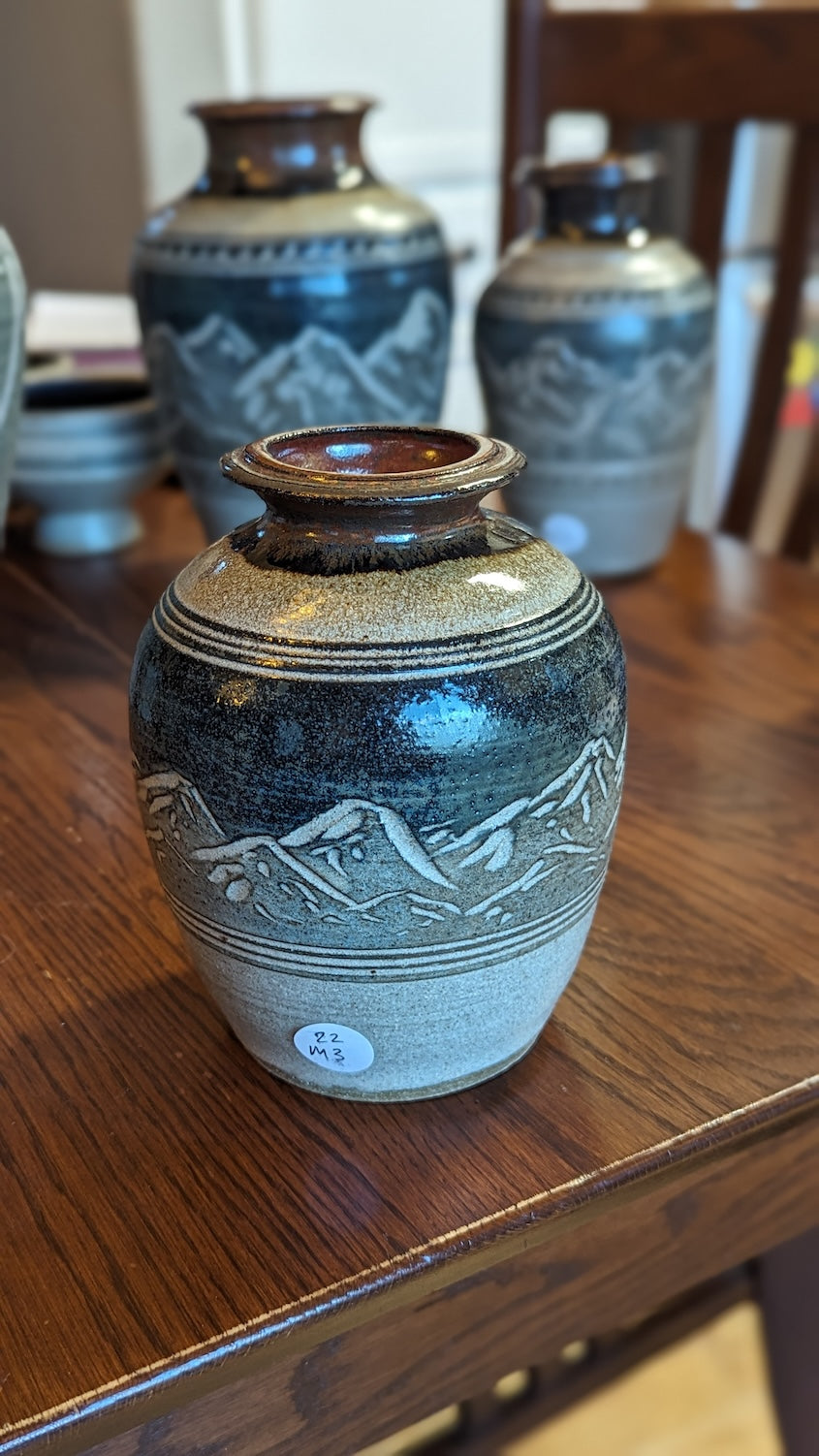 Mountain Vase 22M3