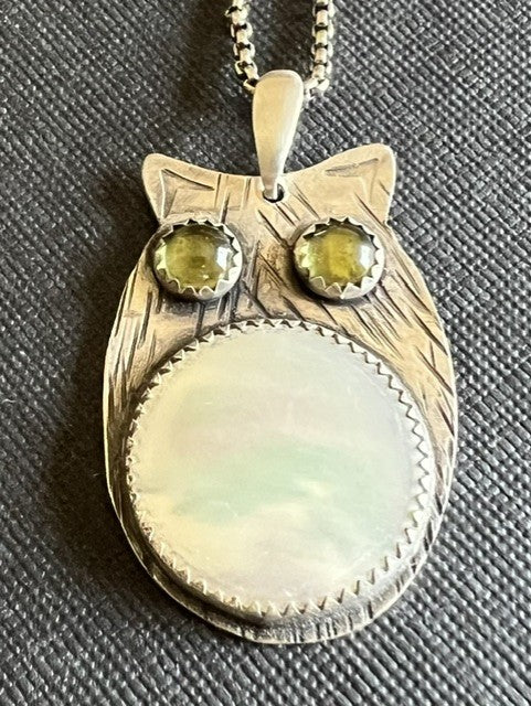 Mother of Pearl & Peridot pendant #4406